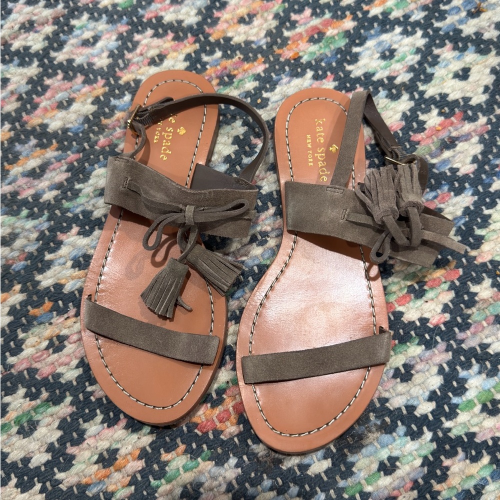 ♠️ Kate Spade Carlita Taupe flat Strappy  sandals 6.5M EUC
